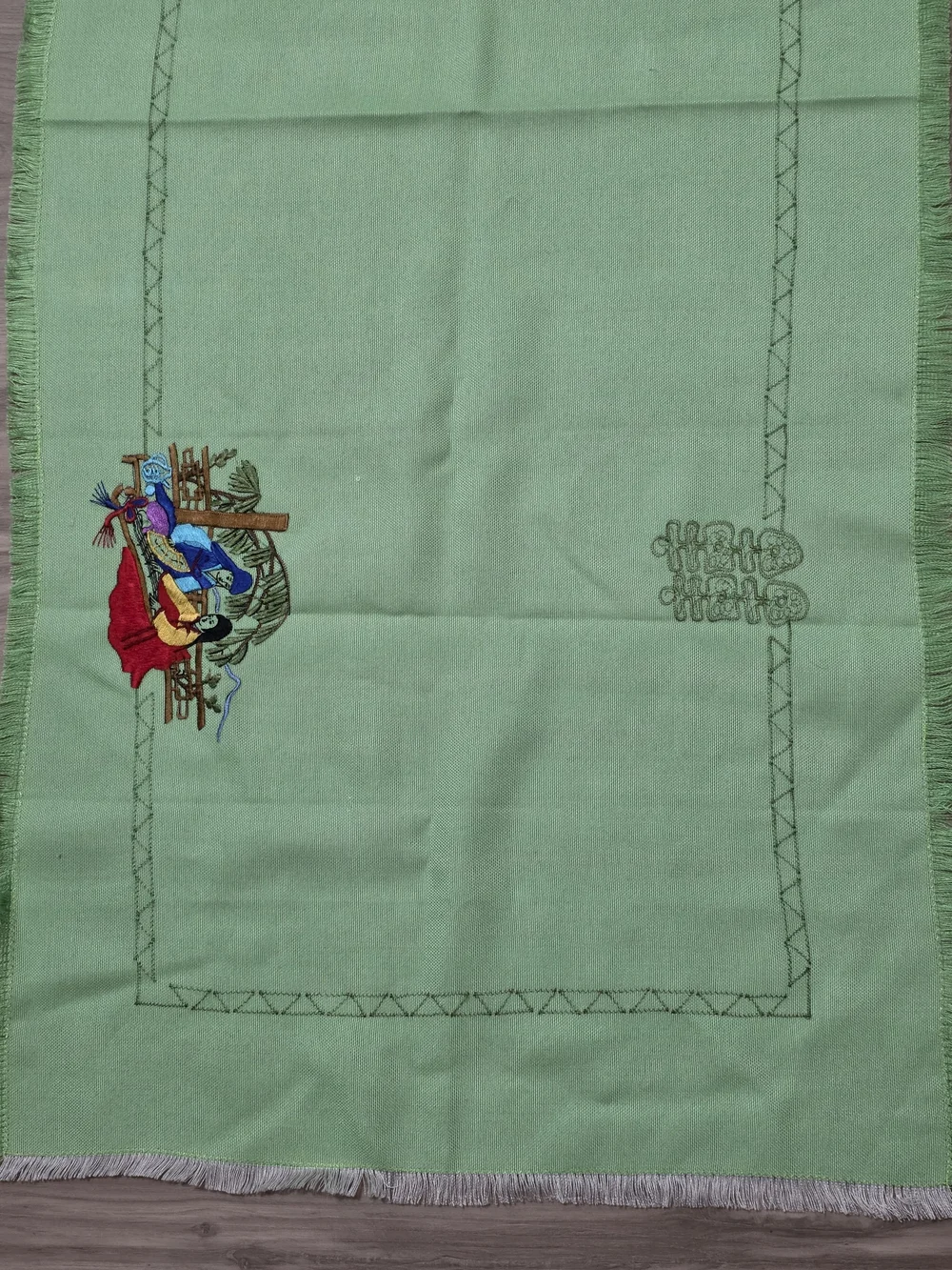 Vintage Handmade Green Linen Tablerunner Embroidered Asian Figures Weaving